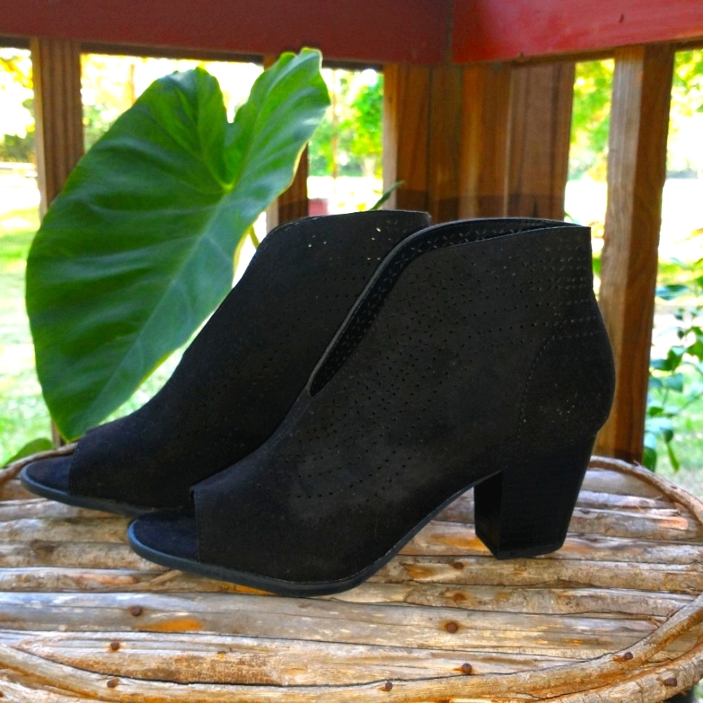 Cato Ladies Black Eye Lit Booties. Size 7M